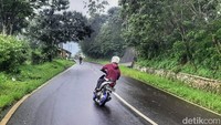 Pantauan detikJabar di lokasi, Minggu (17/4/2022), terlihat beberapa tambalan jalan yang membuat jalan menjadi bergelombang. Tak hanya itu beberapa lampu penerangan masih terlihat tidak tersedia.