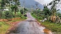Jika dalam kondisi hujan, jalanan alternatif Cijapati mengalami kondisi yang licin. Bahkan beberapa lapisan tanah pun terkadang ikut terbawa arus ke jalan raya.