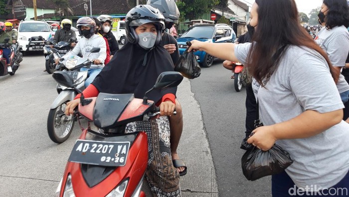 Jemaat gereja di Boyolali membagikan bingkisan kepada pengguna jalan, Minggu (17/4/2022).