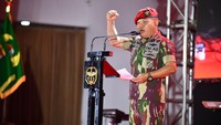 Dudung menambahkan, agar unsur pimpinan Kopassus dapat berkoordinasi dengan para pejabat eselon soal pembuatan keputusan. Menurutnya, para eselon tersebut merupakan orang pertama yang terdampak langsung dengan keputusan yang dibuat nantinya. Serta senantiasa melibatkan eselon terdepan dalam pengambilan keputusan karena eselon terdepan yang akan menerima dampak langsung dari keputusan itu, demikian bunyi keterangannya. (Dok Puspen TNI)