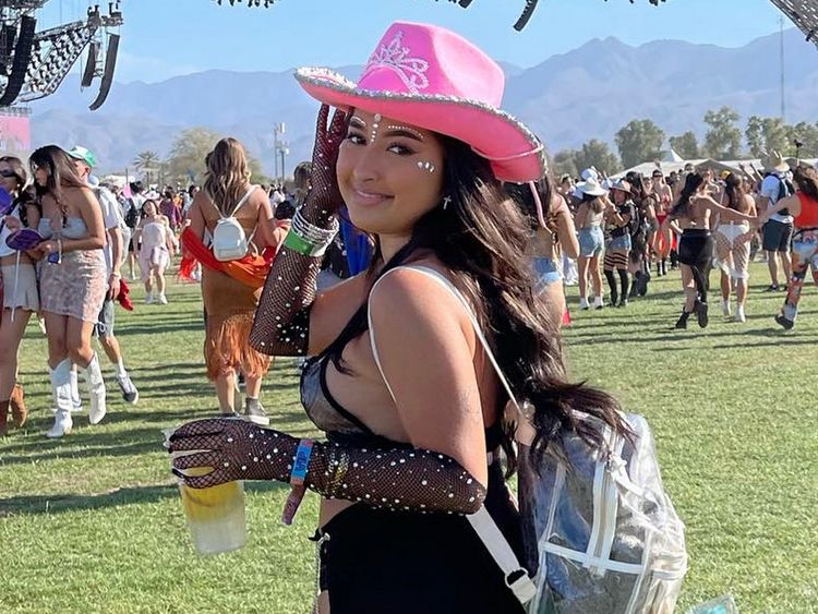 So Hot! Gaya Jennifer Coppen di Coachella