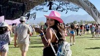 Jennifer Coppen tampil maksimal buat datang ke salah satu festival musik paling gede di dunia itu. Foto: dok instagram jennifercoppenreal20