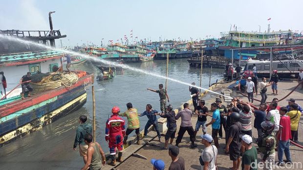 Kapal nelayan terbakar di Pelabuhan Kota Tegal, Minggu (17/4/2022).
