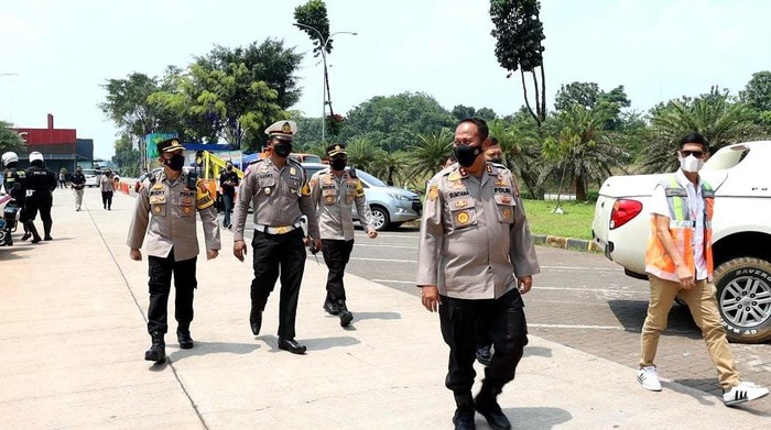 Kapolda Jabar saat meninjau Tol Cipali.
