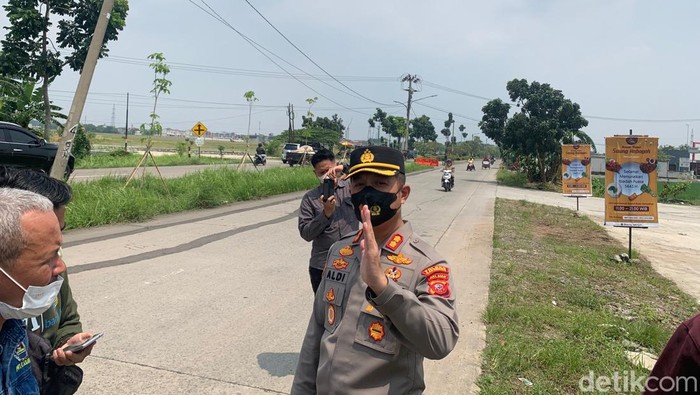 Kapolres Karawang AKBP Aldi Subartono saat meninjau jalur mudik.