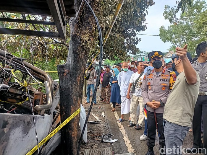 Kapolresta Samarinda, Kombes Ary Fadli saat meninjau lokasi kebakaran.