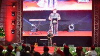 Dalam acara syukuran Memperingati HUT ke-70 Kopassus, Dudung meminta prajurit berani ambil resiko. Acara digelar di Markas Komando Kopassus, Sabtu (16/4). Mengingatkan agar unsur pimpinan Kopassus dapat tampil bertanggung jawab terhadap segala tindakan anggotanya dan berani mengambil risiko, demikian kata Dudung seperti dikutip dari keterangan Dispendad. (Dok Puspen TNI)