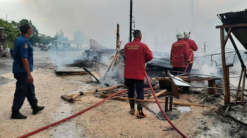 Kebakaran kompleks warung di Pantai Melasti, Ungasan Badung. (Sui Suadnyana/detikBali)