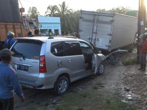 Sopir Ngantuk, Minibus Tabrak 2 Pria di Labusel hingga Tewas