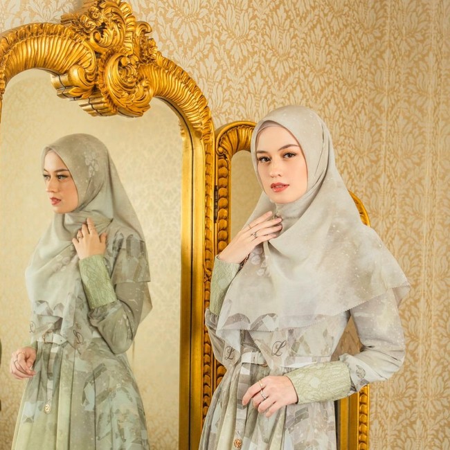 Wanita yang memiliki nama lengkap Kimberly Alvionnella Ryder ini mengunggah foto di akun Instagram miliknya dengan menggunakan hijab. Ia mengungkapkan rasa syukur karena bisa menjalani ibadah puasa setelah tiga tahun berhalangan puasa karena hamil dan menyusui sang buah hati. Foto: Instagram @kimbrlyryder