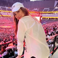 Sebagai seorang fans sejati, Luna rela sampai terbang ke Las Vegas demi bisa menemui idolanya itu. Dalam foto-foto yang dibagikan, Luna tampak begitu bahagia bisa menghadiri konser BTS. Foto: Instagram/@lunamaya
