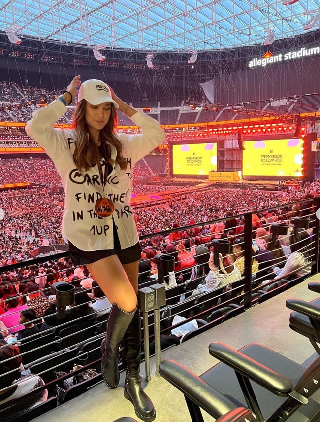 Saat menghadiri konser tersebut Luna Maya terlihat tampil stylish mengenakan dalaman berwarna hitam yang dipadukan dengan kemeja putih dan celana pendek hitam. Penampilannya itu kemudian dilengkapi dengan topi berwarna putih dan sepasang sepatu boots berwarna hitam. Foto: Instagram/@lunamaya