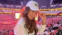 Ia mengenakan topi Mic Drop untuk melengkapi penampilannya. Foto: (dok. Instagram @lunamaya)