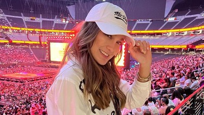 Gaya Asik Luna Maya Nonton Konser BTS di Las Vegas