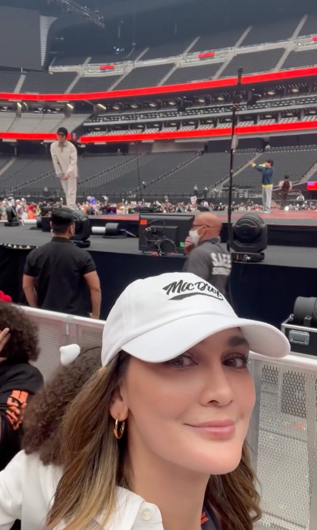 Momen saat Luna Maya menonton gladi resik BTS itu tampak dibagikannya melalui video Reels di Instagram. Terlihat Luna merekam dirinya dengan latar belakang BTS yang sedang melakukan gladi resik di panggung. Foto: Instagram/@lunamaya