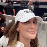 Momen saat Luna Maya menonton gladi resik BTS itu tampak dibagikannya melalui video Reels di Instagram. Terlihat Luna merekam dirinya dengan latar belakang BTS yang sedang melakukan gladi resik di panggung. Foto: Instagram/@lunamaya