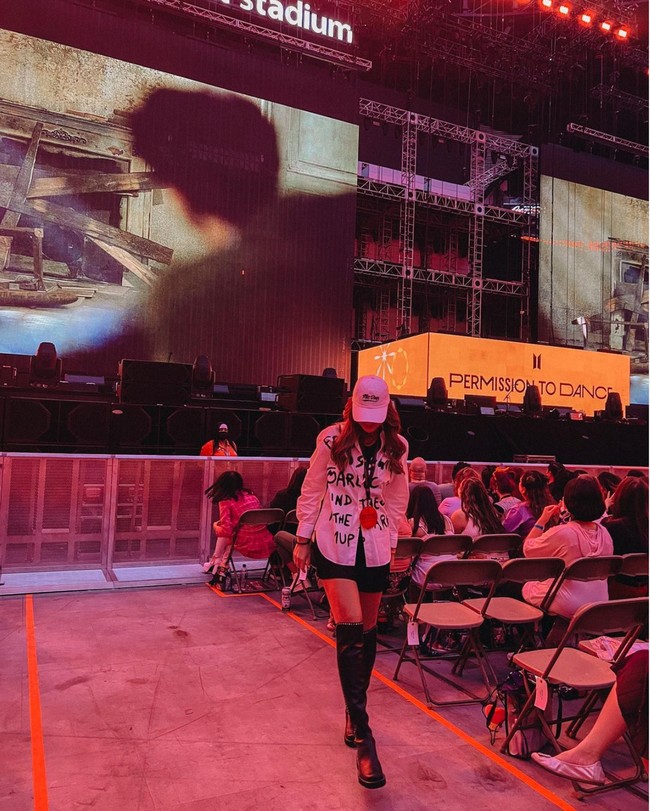 Luna Maya berhasil membuat fans BTS menjadi heboh usai dirinya terlihat membagikan momen saat menonton konser BTS di Las Vegas. Foto-foto keseruannya saat menghadiri acara tersebut tampak diunggah oleh Luna ke akun Instagram pribadinya. Foto: Instagram/@lunamaya