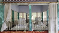 Di Kampung Sajira Timur, Desa Sajira Mekar, Kecamatan Sajira, Lebak, Banten ada makam yang dikeramatkan oleh warga. Makam itu berada di dekat aliran Sungai Ciberang.