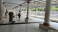 Menurut Ucu, kehadiran para penziarah membuktikan peran Wong Sagati sebagai penyebar agama Islam di Lebak. Banyak penziarah yang datang. Kalau bukan orang yang punya pengaruh, nggak mungkin dari mana-mana datang kan (ziarah), sambungnya.