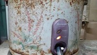Masih berusaha memanfaatkan yang tersisa, netizen ini punya akal cerdik mengatasi rice cooker yang sudah rusak. Menggunakan sendok untuk mengganjal yang penting nasinya matang! Foto: 1cak.com
