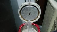 Berpikir semuanya akan sederhana memasak nasi dengan rice cooker, netizen ini lakukan hal tak masuk akal. Beras yang baru saja dibeli langsung dimasukkan tanpa dicuci atau dikeluarkan dari plastiknya. Foto: 1cak.com