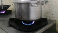 Terbiasa menggunakan rice cooker, netizen ini kebingungan disuruh masak nasi dengan panci. Alhasil, batu pemberat diletakkan di atasnya agar uap nasi tak keluar. Foto: 1cak.com