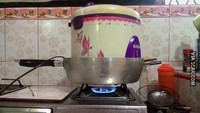 Jika sebelumnya ada netizen yang masak nasi dengan memasak rice cookernya di atas kompor, kali ini lebih ekstrem. Rice cookernya direbus dalam panci! Foto: 1cak.com