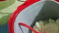 Terlalu lapar menunggu nasi matang, netizen ini begitu bersemangat. Hasilnya, rice cooker di rumahnya jadi patah tutupnya. Foto: 1cak.com