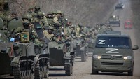 Iring-iringan pasukan Pro-Rusia terlihat mengendarai kendaraan lapis baja di jalan menuju kota Mariupo, Jumat (15/4/2022). Diketahui, perang antara Rusia dan Ukraina masih berlangsung di sejumlah wilayah Ukraina. Belum lama ini, Rusia memberikan waktu kepada pasukan Ukraina dan tentara bayaran asing di kota pelabuhan Mariupol untuk meletakkan senjata mereka mulai Minggu (17/4) pukul 6 pagi waktu Moskow (0300 GMT). Rusia menyebut peletakan senjata di Mariupol dilakukan untuk menyelamatkan nyawa mereka. REUTERS/Chingis Kondarov.