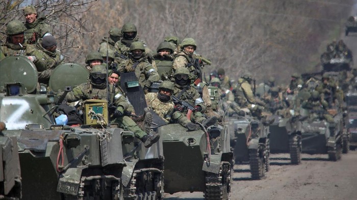 Pasukan pro-Rusia beraktivitas di kawasan Mariupol, Ukraina. Diketahui, Rusia memberikan waktu kepada pasukan Ukraina di Mariupol untuk meletakkan senjata.