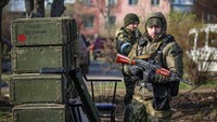 Kementerian Pertahanan Rusia mengatakan pasukannya telah membersihkan seluruh daerah perkotaan Mariupol. Pihaknya hanya menyisakan sekelompok kecil pasukan Ukraina yang berlindung di dalam pabrik baja Azovstal pada Sabtu (16/4) lalu. REUTERS/Chingis Kondarov. 
