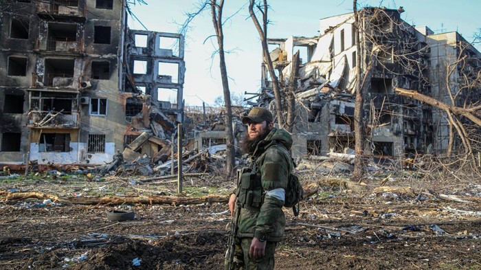Pasukan pro-Rusia beraktivitas di kawasan Mariupol, Ukraina. Diketahui, Rusia memberikan waktu kepada pasukan Ukraina di Mariupol untuk meletakkan senjata.