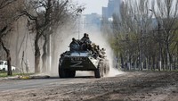 Mengutip pernyataan Presiden Ukraina kepada Ukrainska Pravda, dia menjelaskan situasi sulit di Mariupol. Situasinya sangat sulit di Mariupol. Tentara kami diblokir, yang terluka diblokir. Ada krisis kemanusiaan. Namun demikian, orang-orang itu membela diri. Zelensky juga menyebut situasi di kota Mariupol tidak manusiawi. Diperkirakan 100.000 orang masih berada di Mariupol dan sekitarnya. REUTERS/Alexander Ermochenko.