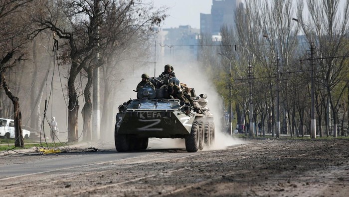 Pasukan pro-Rusia beraktivitas di kawasan Mariupol, Ukraina. Diketahui, Rusia memberikan waktu kepada pasukan Ukraina di Mariupol untuk meletakkan senjata.