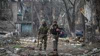 Dua orang tentara Chechnya beraktivitas di kota Mariupol, Ukraina, Jumat (15/6/2022). REUTERS/Chingis Kondarov.