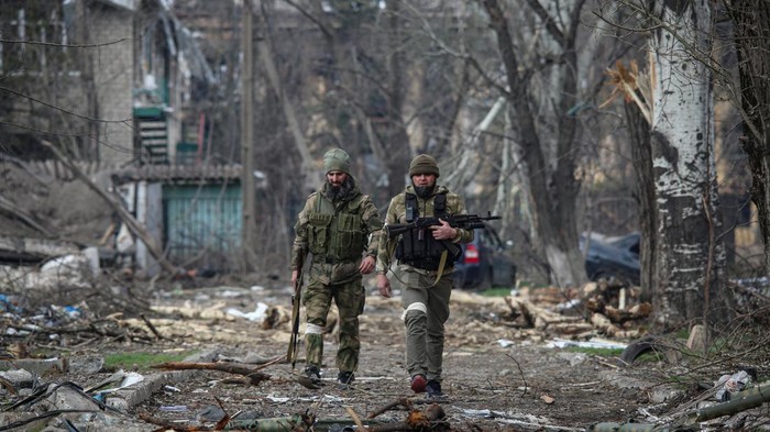 Masih Perang, Tengok Aktivitas Pasukan Pro-Rusia di Mariupol Ukraina Pasukan pro-Rusia beraktivitas di kawasan Mariupol, Ukraina. Diketahui, Rusia memberikan waktu kepada pasukan Ukraina di Mariupol untuk meletakkan senjata.