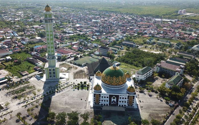 MASJID BERORNAMEN KHAS DAYAK KALTENG DI PALANGK RAYA Warga berjalan di area Masjid Raya Darussalam yang berdesain ornamen khas Dayak Kalimantan Tengah, di Palangka Raya, Kalimantan Tengah, Selasa (12/4/2022). Masjid yang dibangun tahun 1984 lalu direnovasi dan diresmikan oleh Pemprov Kalteng pada tahun 2015 itu merupakan destinasi wisata religi di Palangka Raya dengan desain motif simbol talawang khas suku Dayak Kalteng. ANTARA FOTO/Makna Zaezar/tom.