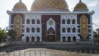 Masjid Raya Darussalam merupakan destinasi wisata religi di Palangka Raya dengan desain motif simbol talawang khas suku Dayak Kalteng.