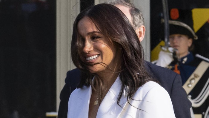 Meghan Markle di Invictus Games 2020 Meghan Markle, Duchess of Sussex, waves upon arrival at the Invictus Games venue in The Hague, Netherlands, Friday, April 15, 2022. The week-long games for active servicemen and veterans who are ill, injured or wounded opens Saturday, April 16, 2022, in this Dutch city that calls itself the global center of peace and justice. (AP Photo/Peter Dejong)