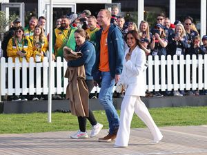 Naluri Ibu yang Bikin Meghan Markle Rela Korbankan Coat Rp 57 Juta