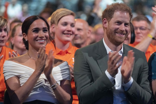 Meghan Markle membuka acara olahraga Invictus Games di Den Haag, Belanda, Sabtu (16/4/2022). The Duchesss of Sussex itu secara terbuka menyatakan cintanya kepada suaminya, Pangeran Harry di depan ribuan penonton. Foto: dok. AP