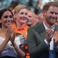 Meghan Markle membuka acara olahraga Invictus Games di Den Haag, Belanda, Sabtu (16/4/2022). The Duchesss of Sussex itu secara terbuka menyatakan cintanya kepada suaminya, Pangeran Harry di depan ribuan penonton. Foto: dok. AP