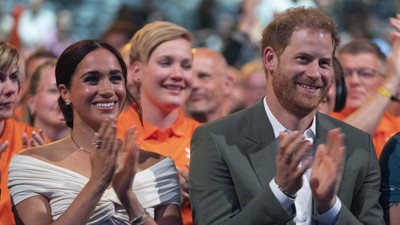 Foto Meghan Markle & Pangeran Harry Ciuman di Panggung Invictus Games