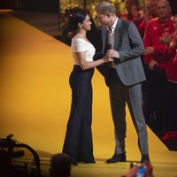 Pangeran Harry kemudian naik ke atas panggung. Dia tampak emosional mendengar kalimat cinta dari istrinya itu. Foto: dok. AP