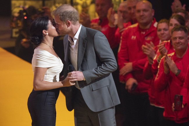 Sebelum memulai pidatonya, Pangeran Harry mencium Meghan Markle. Adik Pangeran Charles pun mengatakan: “terima kasih sayangku.”Foto: dok. AP