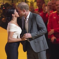 Sebelum memulai pidatonya, Pangeran Harry mencium Meghan Markle. Adik Pangeran Charles pun mengatakan: “terima kasih sayangku.”Foto: dok. AP