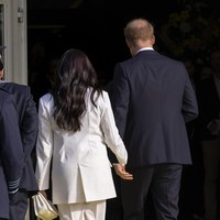 Di hari sebelumnya, pasangan ini telah tiba di Belanda untuk acara olahraga untuk para kejuaraan olahraga untuk veteran militer yang cedera saat perang. Keduanya tampak mesra dengan bergandengan tangan. Foto: dok. AP