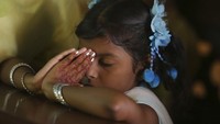 Seorang anak tengah memanjatkan doa selama misa Paskah di Gereja Katedral Hati Kudus Katolik di Lahore, Pakistan, Minggu (17/4/2022). AP Photo/K.M. Chaudary.