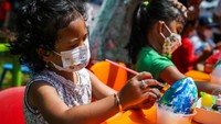 Di Jakarta, sejumlah anak antusias mengikuti lomba melukis telur di Lapangan Banteng, Minggu (17/4/2022). ANTARA FOTO/Rivan Awal Lingga.