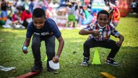 Selain mengikuti lomba melukis, sejumlah anak lainnya juga ikut serta dalam kegiatan lomba penyelamatan telur di Lapangan Banteng, Jakarta. Diketahui, kegiatan tersebut digelar dalam rangka memperingati Hari Raya Paskah 2022. ANTARA FOTO/Rivan Awal Lingga.